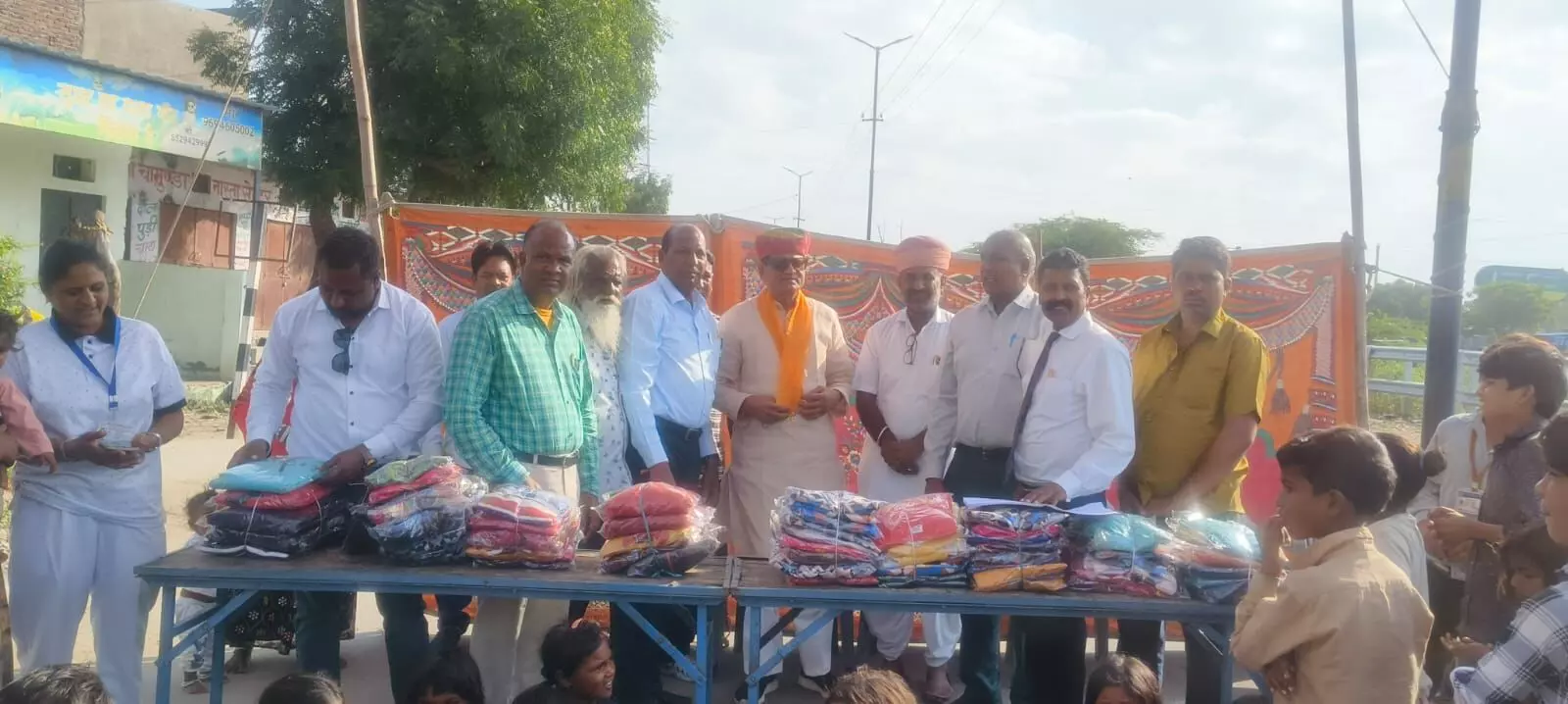 कोहिनूर ने बिखेरी मुस्कान, कच्ची बस्ती में किए स्वेटर वितरण कोहिनूर ने बिखेरी मुस्कान, कच्ची बस्ती में किए स्वेटर वितरण