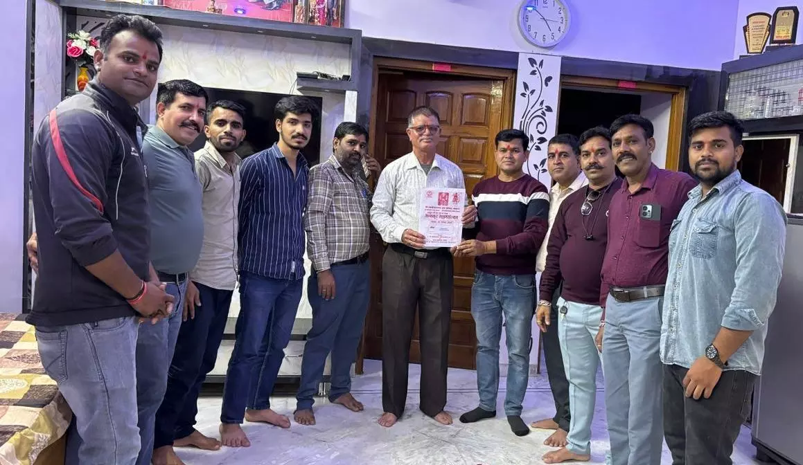 अन्नकूट महोत्सव को लेकर समाजजनों के घर-घर बांटे पीले चावल एवं निमंत्रण पत्रिका अन्नकूट महोत्सव को लेकर समाजजनों के घर-घर बांटे पीले चावल एवं निमंत्रण पत्रिका