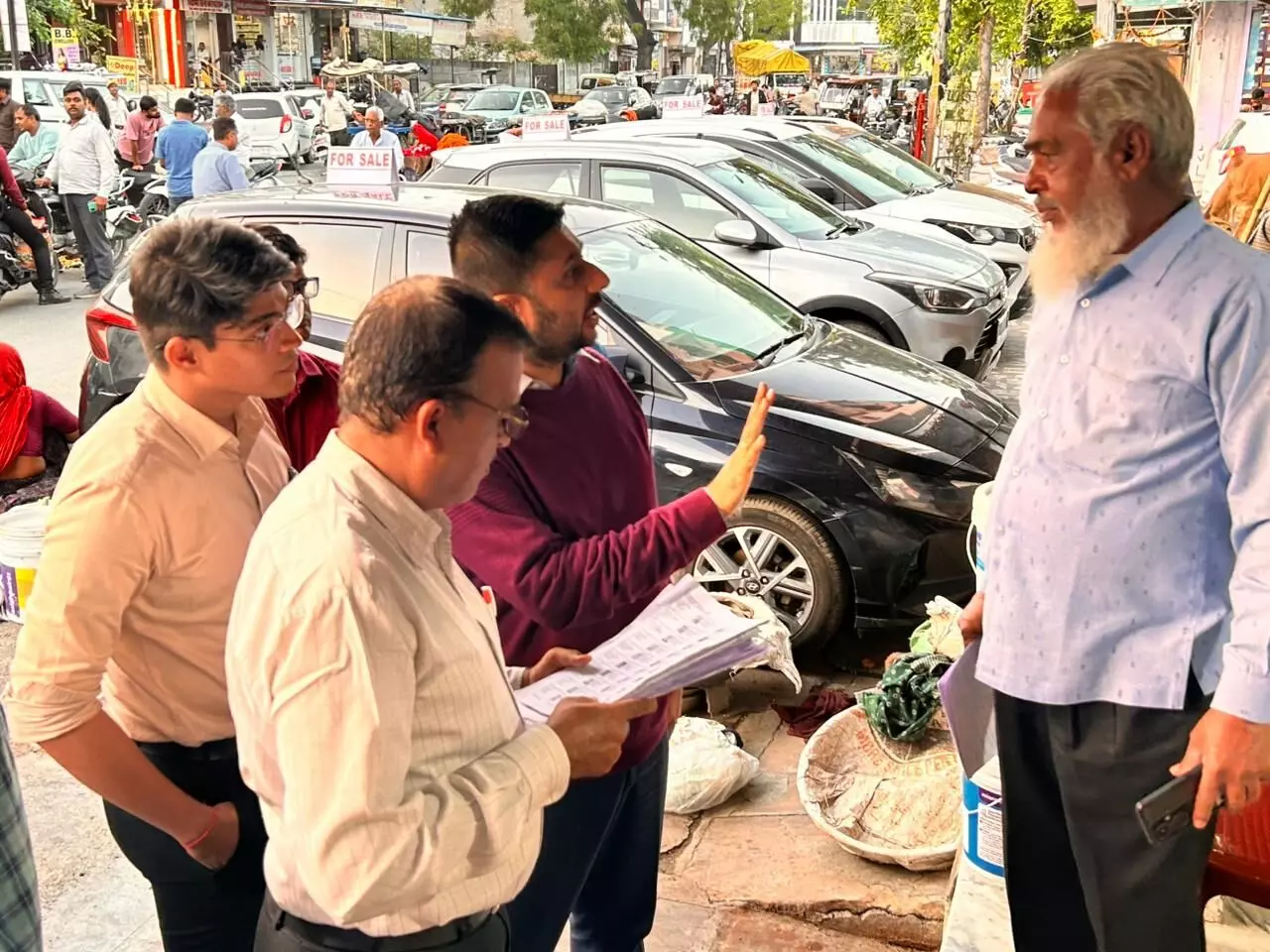 जिला निर्वाचन अधिकारी ने विशेष गहन ,पुनरीक्षण के तहत मतदाताओं से घर-घर जाकर ली जानकारी जिला निर्वाचन अधिकारी ने विशेष गहन ,पुनरीक्षण के तहत मतदाताओं से घर-घर जाकर ली जानकारी