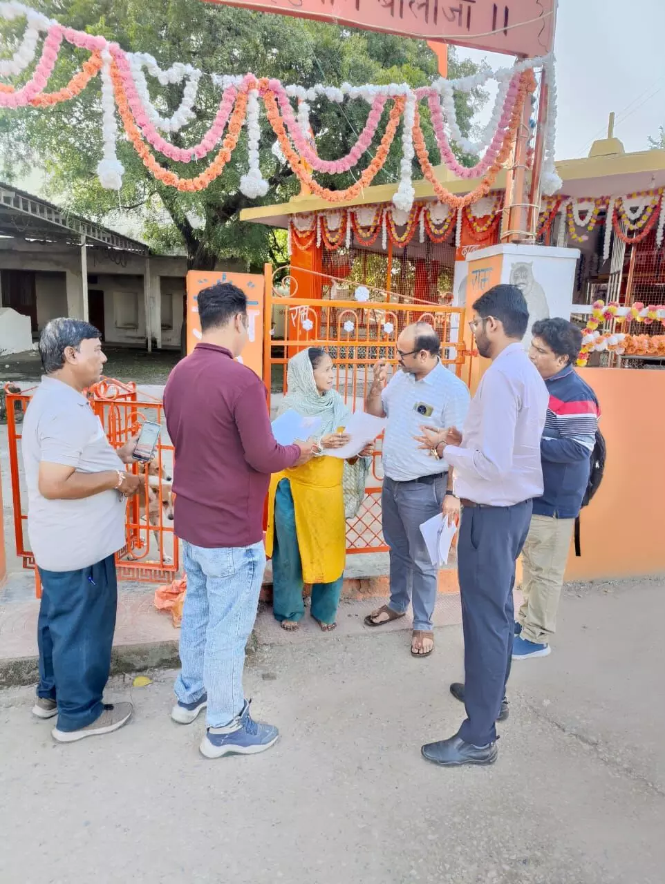 एसआईआर के लिए घर-घर पहुंचे बीएलओ, 4 दिसंबर तक गणना प्रपत्र भरवाएंगे