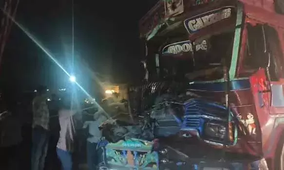 खड़े कंटेनर के पीछे से टकराया ट्रक... उड़े परखच्चे, स्टेयरिंग में फंसा चालक, दर्दनाक मौत