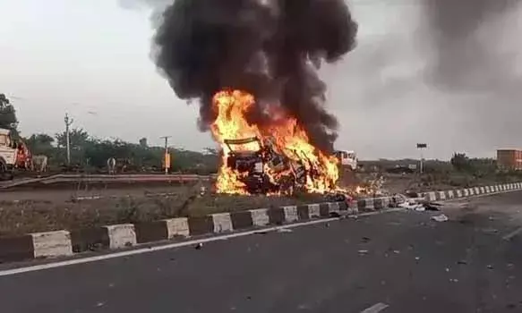 डिवाइडर कूद ट्रक से टकराई कार : गाड़ी में लगी आग, एक युवक की जिंदा जलने से मौत
