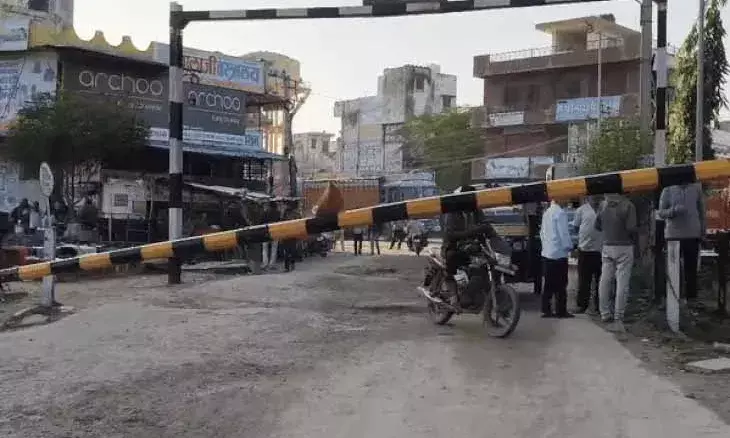 तेज रफ्तार ट्रैक्टर ने तोड़ा खेमली रेलवे फाटक, ट्रेन आने से पहले मची अफरा-तफरी