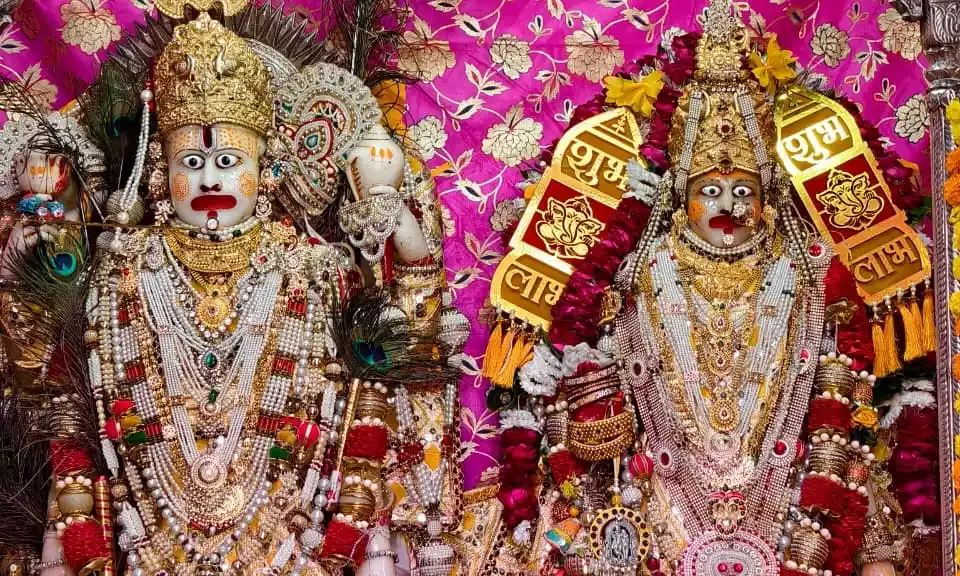 देव दीपावली पर लक्ष्मी नारायण मंदिर में उमड़ी भक्तों की भीड़, दिव्य श्रृंगार ने मोहा मन