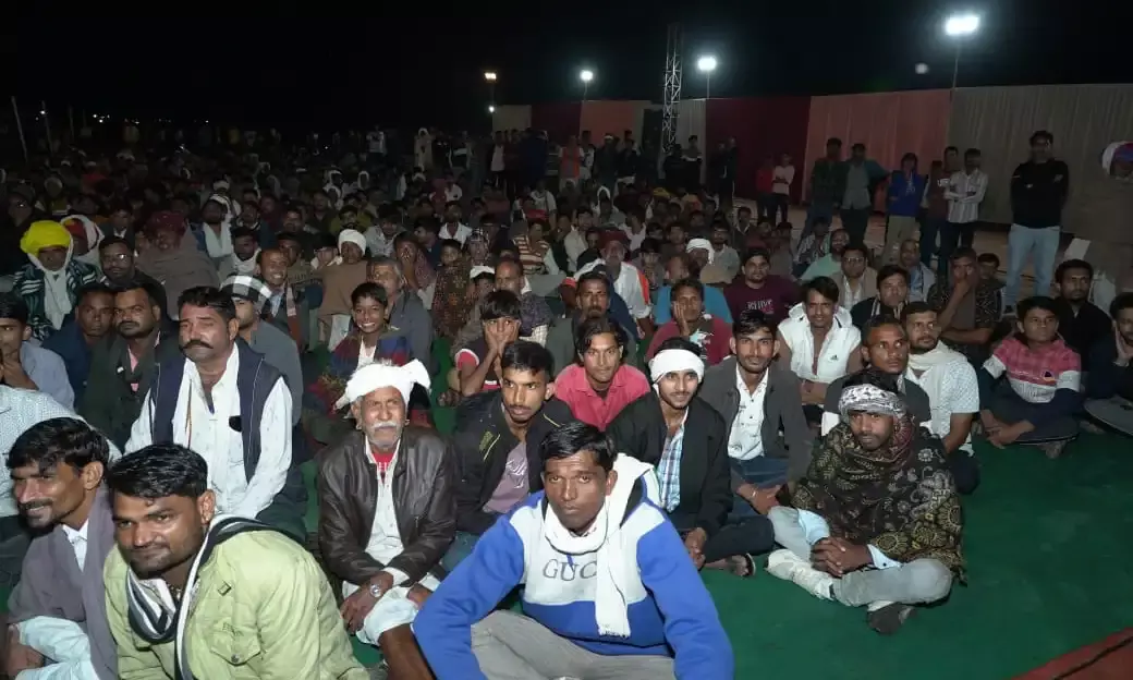 धानेश्वर धाम में अखिल भारतीय हास्य कवि सम्मेलन: कवियों ने हास्य, श्रृंगार और ओज से किया श्रोताओं को मंत्रमुग्ध धानेश्वर धाम में अखिल भारतीय हास्य कवि सम्मेलन: कवियों ने हास्य, श्रृंगार और ओज से किया श्रोताओं को मंत्रमुग्ध