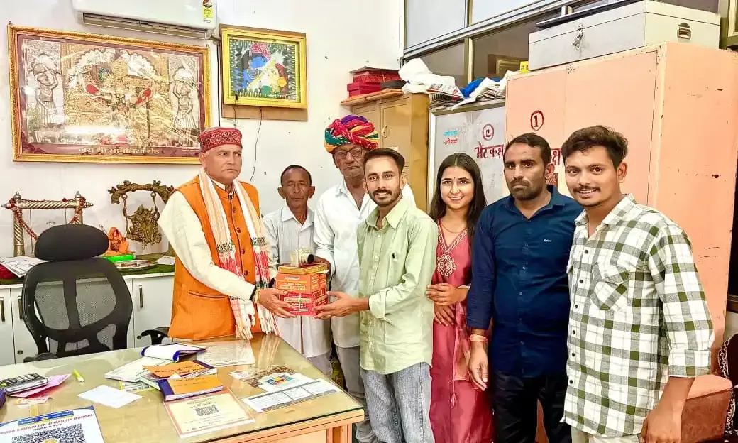 श्री सांवलिया सेठ को भेंट किया चांदी का कैमरा