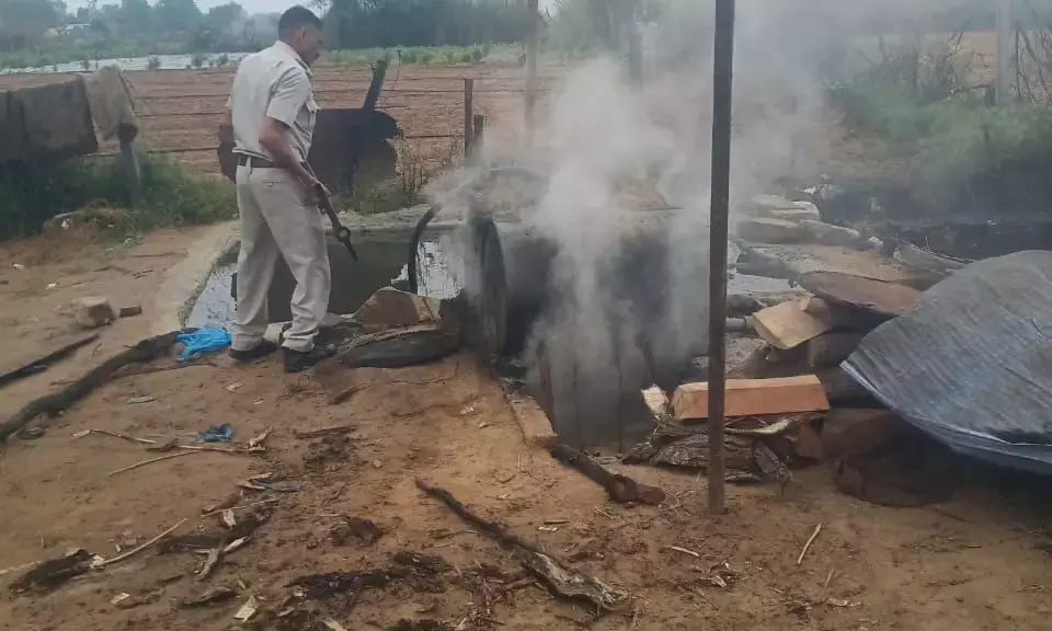 अवैध मदिरा के खिलाफ आबकारी विभाग का विशेष अभियान, वॉश और कच्ची भट्टियां नष्ट