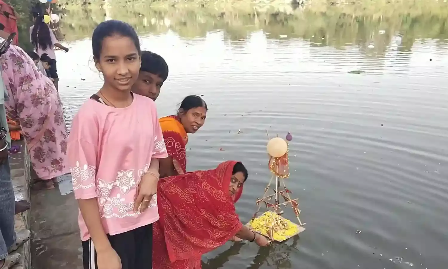 महिलाओं ने श्रद्धापूर्वक किया दीपदान, नदी के घाटों पर जगमगाए दीप