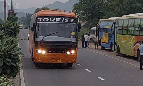 भीलवाड़ा: निजी बसों की हड़ताल खत्म, यात्रियों और ट्रैवल एजेंसियों के कार्यालयों में रौनक लौटी भीलवाड़ा: निजी बसों की हड़ताल खत्म, यात्रियों और ट्रैवल एजेंसियों के कार्यालयों में रौनक लौटी