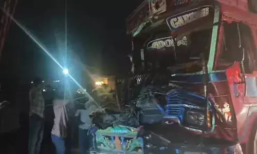 खड़े कंटेनर के पीछे से टकराया ट्रक... उड़े परखच्चे, स्टेयरिंग में फंसा चालक, दर्दनाक मौत खड़े कंटेनर के पीछे से टकराया ट्रक... उड़े परखच्चे, स्टेयरिंग में फंसा चालक, दर्दनाक मौत