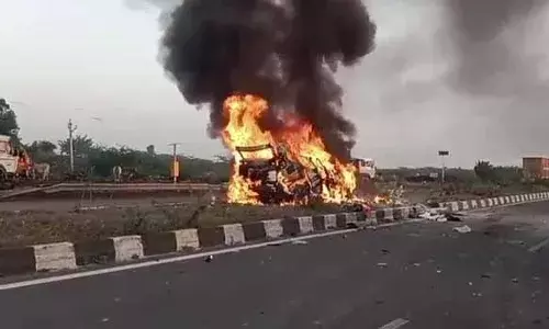डिवाइडर कूद ट्रक से टकराई कार : गाड़ी में लगी आग, एक युवक की जिंदा जलने से मौत