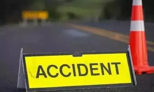 कार ने दो नाबालिगों और एक महिला को मारी टक्कर, 2 की मौत