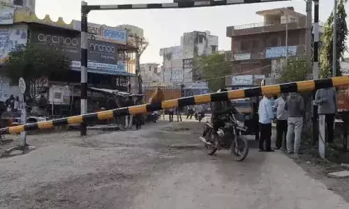 तेज रफ्तार ट्रैक्टर ने तोड़ा खेमली रेलवे फाटक, ट्रेन आने से पहले मची अफरा-तफरी