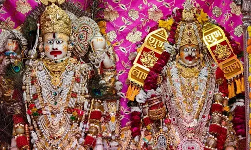 देव दीपावली पर लक्ष्मी नारायण मंदिर में उमड़ी भक्तों की भीड़, दिव्य श्रृंगार ने मोहा मन