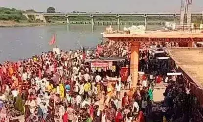 त्रिवेणी संगम तट पर हजारों श्रद्धालुओं ने लगाई पवित्र डुबकी,किया दीपदान