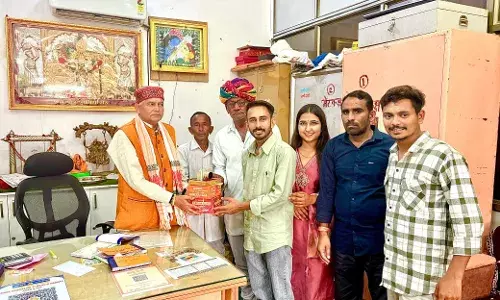 श्री सांवलिया सेठ को भेंट किया चांदी का कैमरा