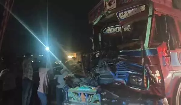 खड़े कंटेनर के पीछे से टकराया ट्रक... उड़े परखच्चे, स्टेयरिंग में फंसा चालक, दर्दनाक मौत खड़े कंटेनर के पीछे से टकराया ट्रक... उड़े परखच्चे, स्टेयरिंग में फंसा चालक, दर्दनाक मौत