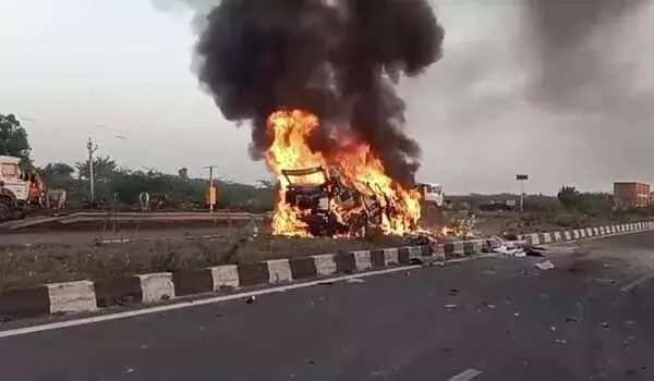 डिवाइडर कूद ट्रक से टकराई कार : गाड़ी में लगी आग, एक युवक की जिंदा जलने से मौत