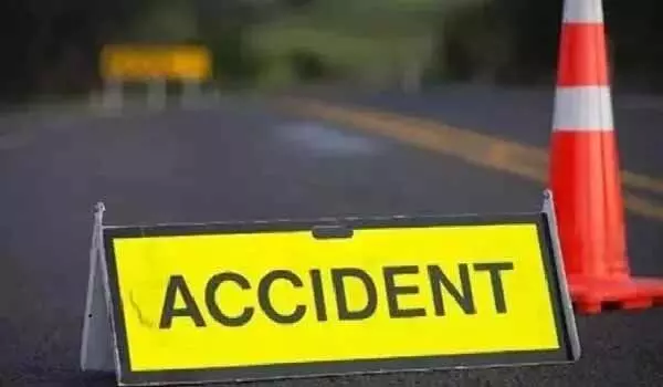 कार ने दो नाबालिगों और एक महिला को मारी टक्कर, 2 की मौत कार ने दो नाबालिगों और एक महिला को मारी टक्कर, 2 की मौत