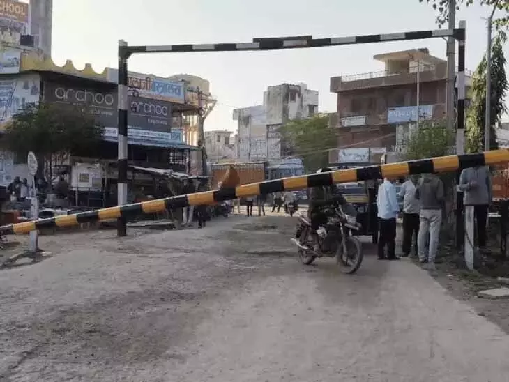 तेज रफ्तार ट्रैक्टर ने तोड़ा खेमली रेलवे फाटक, ट्रेन आने से पहले मची अफरा-तफरी तेज रफ्तार ट्रैक्टर ने तोड़ा खेमली रेलवे फाटक, ट्रेन आने से पहले मची अफरा-तफरी