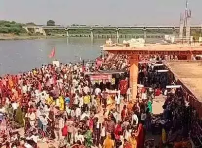 त्रिवेणी संगम तट पर हजारों श्रद्धालुओं ने लगाई पवित्र डुबकी,किया दीपदान त्रिवेणी संगम तट पर हजारों श्रद्धालुओं ने लगाई पवित्र डुबकी,किया दीपदान