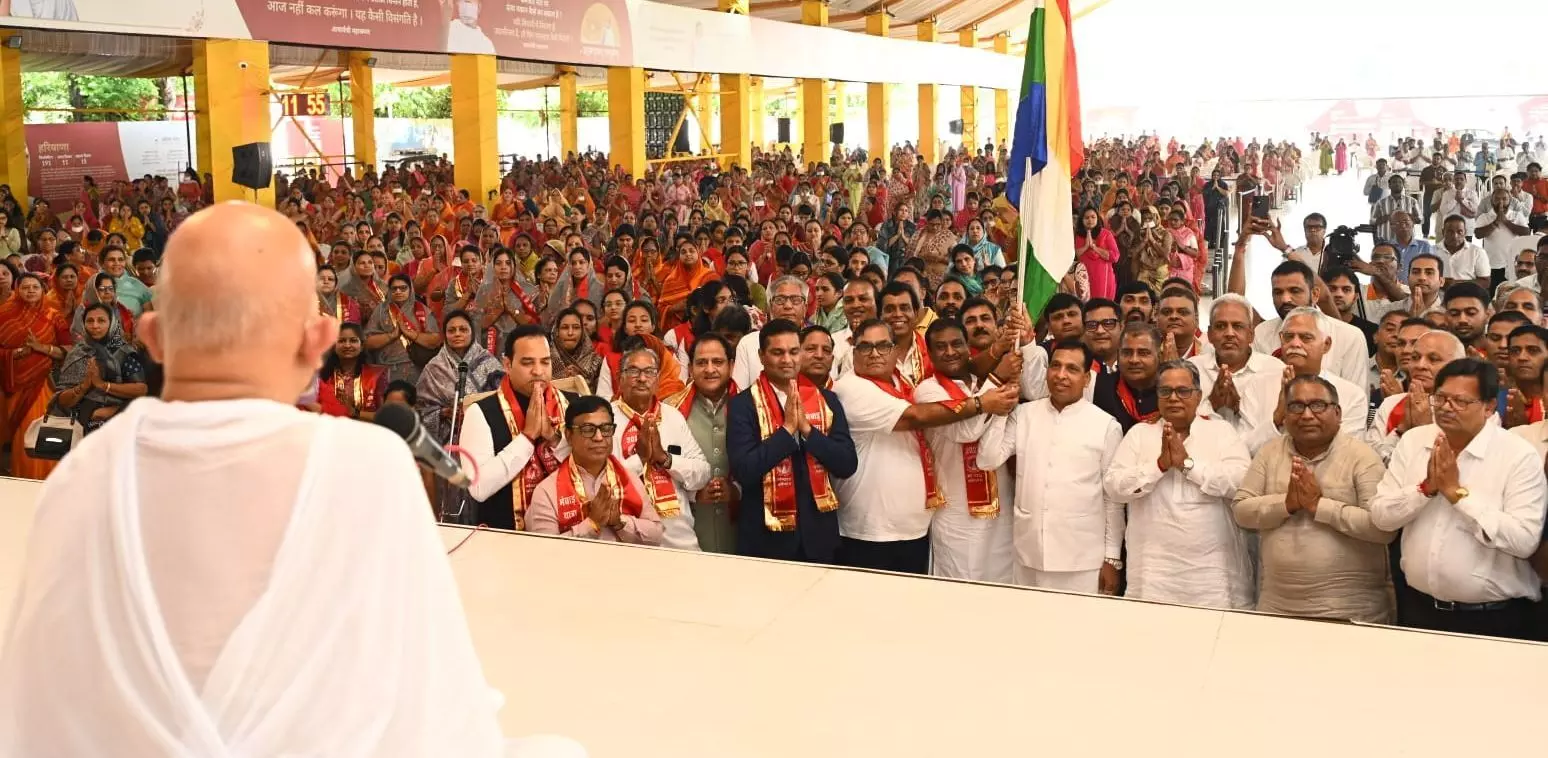 आचार्य महाश्रमण की मेवाड़ यात्रा का दायित्व हस्तांतरण के साक्षी बने सैकड़ों श्रावक-श्राविकाएं आचार्य महाश्रमण की मेवाड़ यात्रा का दायित्व हस्तांतरण के साक्षी बने सैकड़ों श्रावक-श्राविकाएं