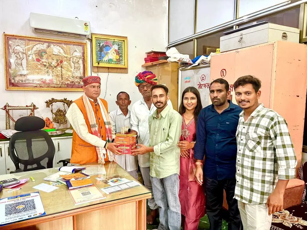 श्री सांवलिया सेठ को भेंट किया चांदी का कैमरा