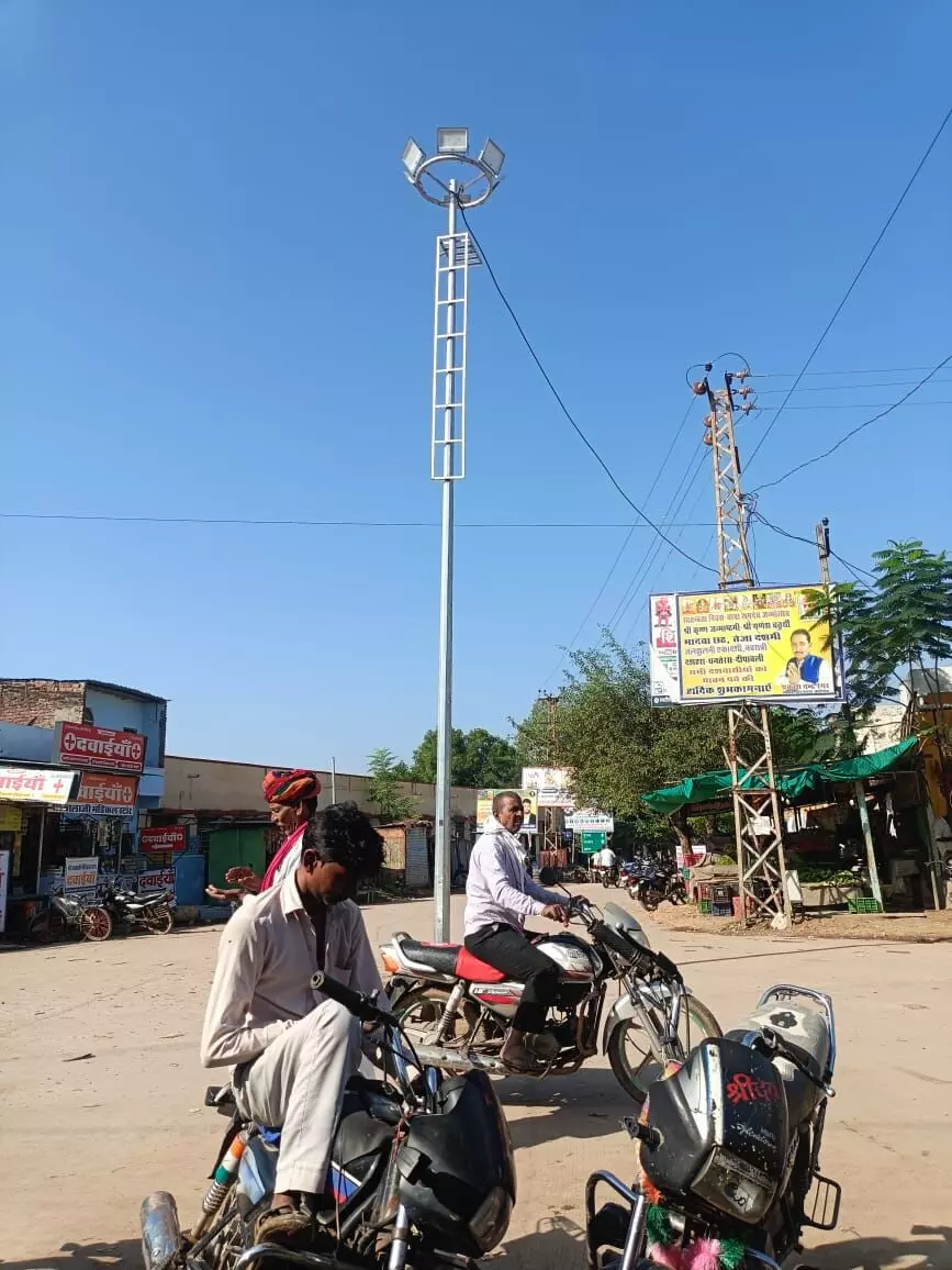 बड़लियास क्षेत्र में हाई मास्क लाईट लगने से क्षेत्रवासियों में खुशी बड़लियास क्षेत्र में हाई मास्क लाईट लगने से क्षेत्रवासियों में खुशी