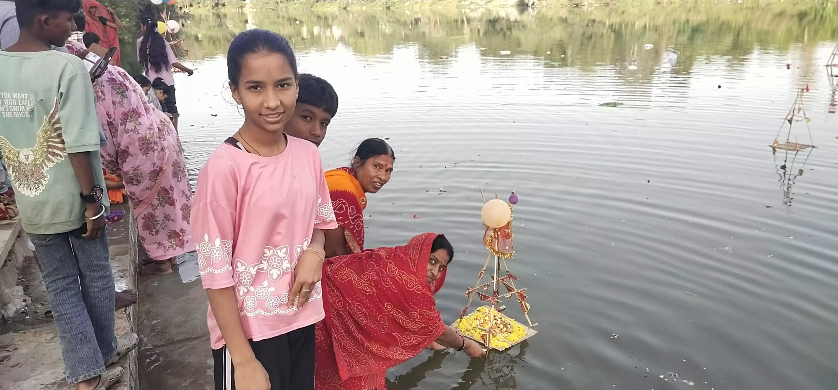 महिलाओं ने श्रद्धापूर्वक किया दीपदान, नदी के घाटों पर जगमगाए दीप