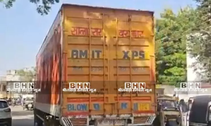 गोलप्याऊ चौराहे पर भारी वाहन के प्रवेश से लगा  जाम, पहले भी घुस चुका है सरकारी दरवाजे तक ट्रोला!