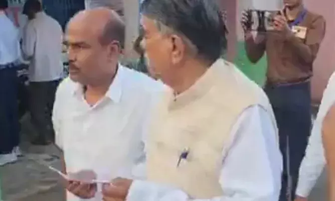 सीवान में राजद कैंडिडेट अवध बिहारी चौधरी ने मतदान... ... बिहार में कही जगह बिगड़ी ईवीएम  वोटिंग में रुकावट तेजस्वी-खेसारीलाल समेत कई दिग्गजों की साख दांव पर