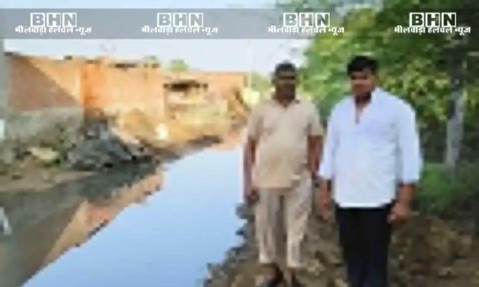 गाँव की नाली का पानी खेत मैं जाने से फ़सल का नुकसान किसान परेशान गाँव की नाली का पानी खेत मैं जाने से फ़सल का नुकसान किसान परेशान