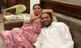 बक्सर में पोलिंग के दौरान गड़बड़ी करने पर 8 गिरफ्तार, मतदान केंद्र पर लगी लंबी लाइनें