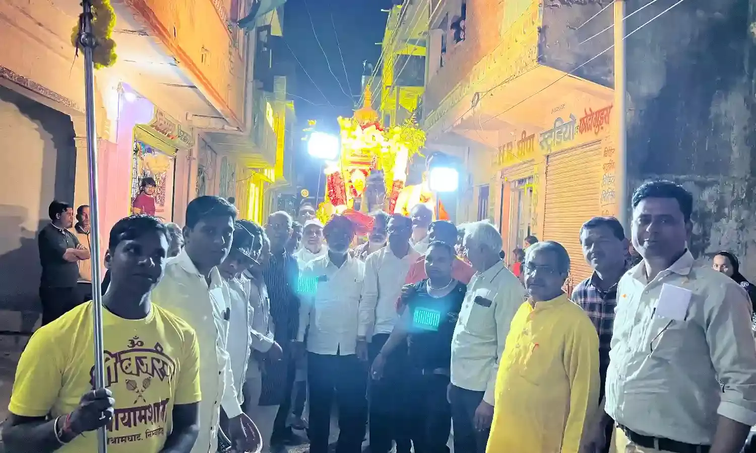 कांग्रेसजनों ने आंजना की शोभायात्रा का पुष्पवर्षा से किया स्वागत