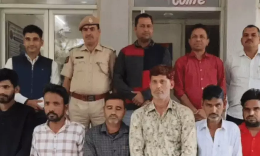 साइबर फ्रॉड गैंग का पर्दाफाश: महिलाओं के फिंगरप्रिंट लेकर बनाते थे फर्जी अकाउंट, 6 गिरफ्तार साइबर फ्रॉड गैंग का पर्दाफाश: महिलाओं के फिंगरप्रिंट लेकर बनाते थे फर्जी अकाउंट, 6 गिरफ्तार