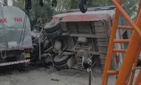 रोडवेज बस में टकराया दूध का टैंकर, चार की मौत, 21 घायल रोडवेज बस में टकराया दूध का टैंकर, चार की मौत, 21 घायल