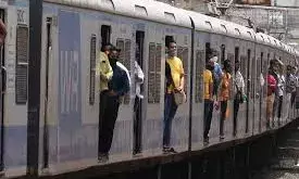 मुंबई में लोकल ट्रेन हादसा: सैंडहर्स्ट रोड पर 2 की मौत, 3 घायल