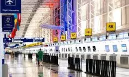 शटडाउन का 36वां दिन: 40 रूट्स पर उड़ानों में 10% कटौती, विमानन क्षेत्र पर बढ़ा दबाव