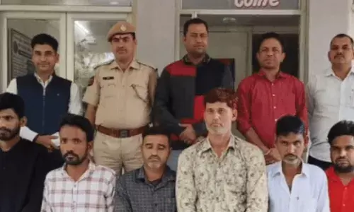 साइबर फ्रॉड गैंग का पर्दाफाश: महिलाओं के फिंगरप्रिंट लेकर बनाते थे फर्जी अकाउंट, 6 गिरफ्तार साइबर फ्रॉड गैंग का पर्दाफाश: महिलाओं के फिंगरप्रिंट लेकर बनाते थे फर्जी अकाउंट, 6 गिरफ्तार