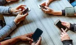 बार बार मोबाइल देखना, लाइक और शेयर का नशा भी मनोरोग