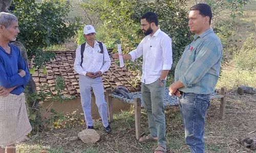 संभागीय आयुक्त ने मतदाताओं के बीच जाकर देखी एसआईआर की प्रक्रिया