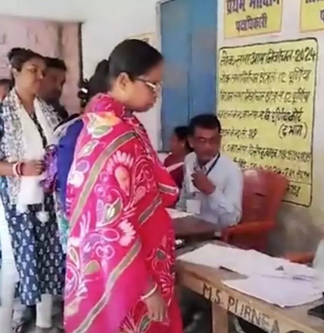 बिहार में कही जगह बिगड़ी ईवीएम  वोटिंग में रुकावट तेजस्वी-खेसारीलाल समेत कई दिग्गजों की साख दांव पर