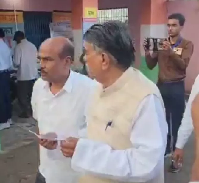 सीवान में राजद कैंडिडेट अवध बिहारी चौधरी ने मतदान... ... बिहार में कही जगह बिगड़ी ईवीएम  वोटिंग में रुकावट तेजस्वी-खेसारीलाल समेत कई दिग्गजों की साख दांव पर