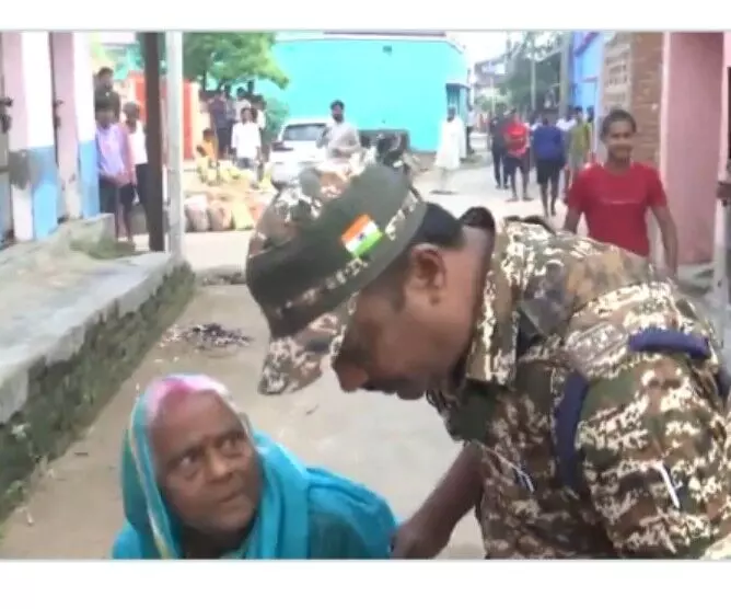 लखनपुर में मतदान के लिए पहुंची बुजुर्ग महिला की... ... बिहार में कही जगह बिगड़ी ईवीएम  वोटिंग में रुकावट तेजस्वी-खेसारीलाल समेत कई दिग्गजों की साख दांव पर