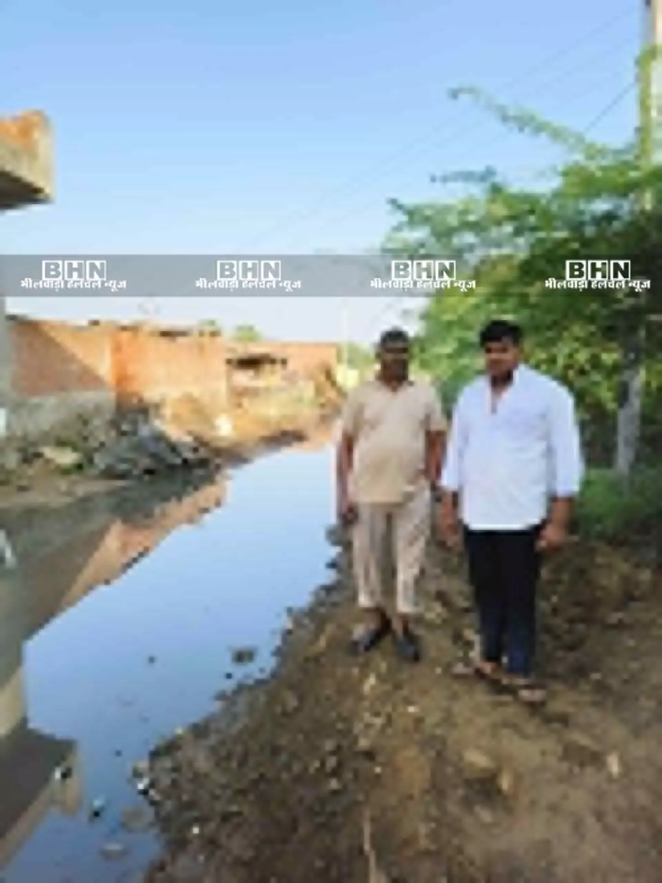 गाँव की नाली का पानी खेत मैं जाने से फ़सल का नुकसान किसान परेशान