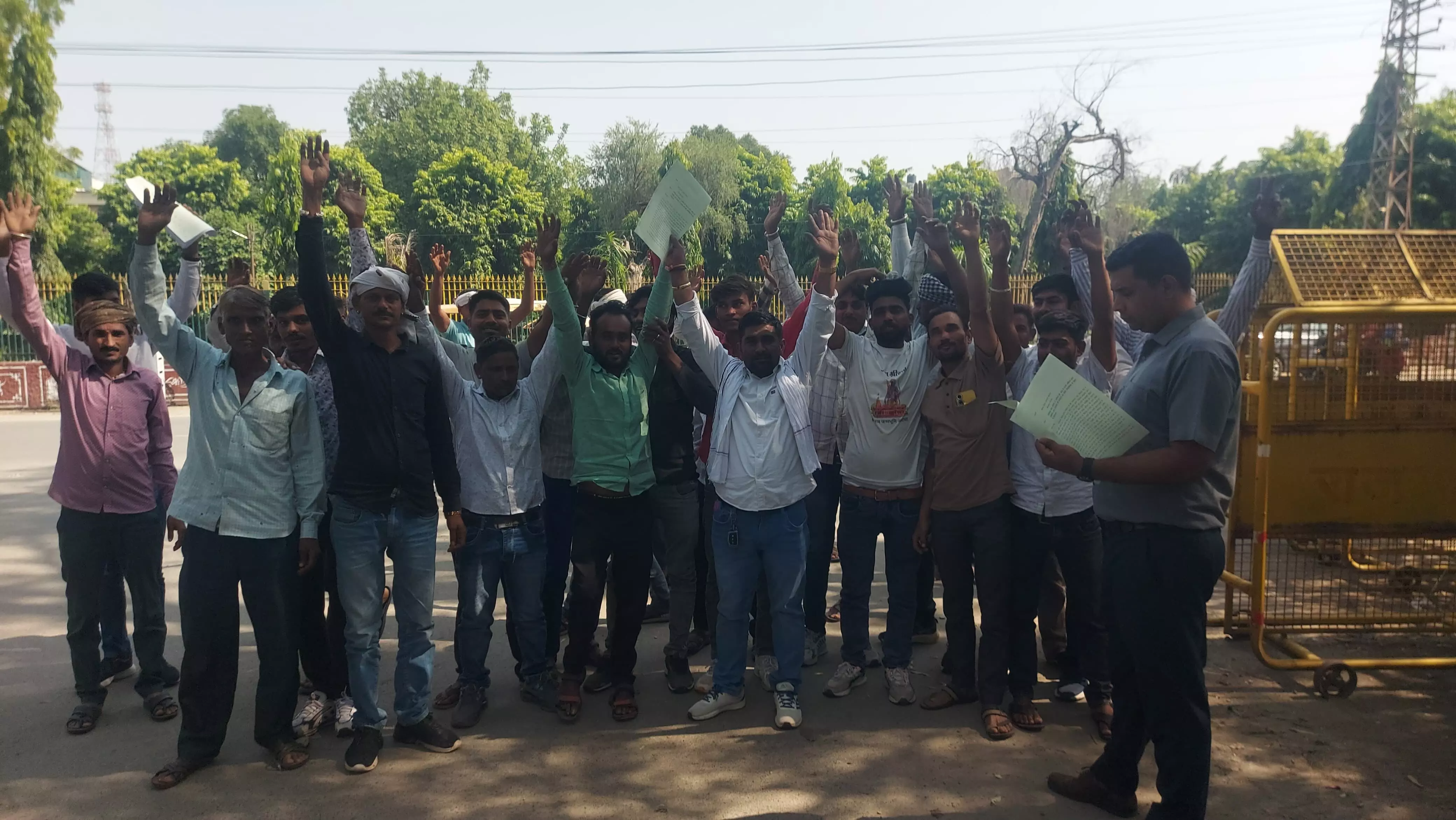 बजरी माफिया के आतंक का विरोध, वैध ठेकेदारों को धमकाने का आरोप बजरी माफिया के आतंक का विरोध, वैध ठेकेदारों को धमकाने का आरोप