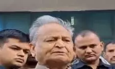 डंपर हादसे में हेलमेट ने बचाई जान, गहलोत की दोपहिया चालकों से अपील