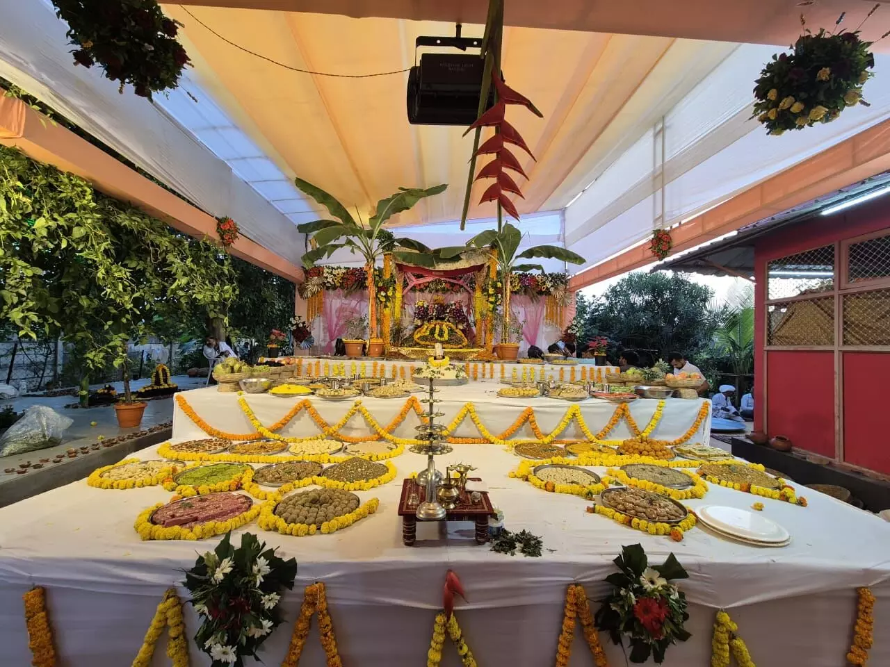 पूरे कार्तिक मास में महारामार्चना के साथ ठाकुरजी को अर्पित किये गए थे सवा कोटि तुलसी दल