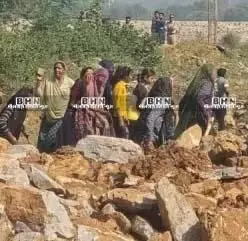 नीमच में टेक्सटाइल फैक्ट्री निर्माण के विरोध में प्रदर्शन हिंसक, 15 घायल, भीलवाड़ा की तरह नहीं होने देंगे जमीन बंजर नीमच में टेक्सटाइल फैक्ट्री निर्माण के विरोध में प्रदर्शन हिंसक, 15 घायल, भीलवाड़ा की तरह नहीं होने देंगे जमीन बंजर