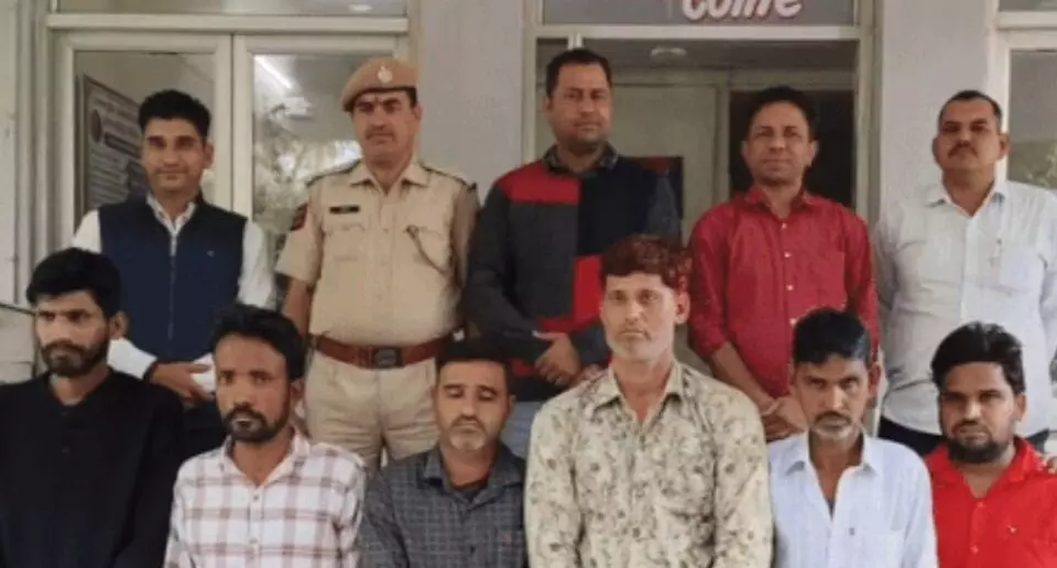 साइबर फ्रॉड गैंग का पर्दाफाश: महिलाओं के फिंगरप्रिंट लेकर बनाते थे फर्जी अकाउंट, 6 गिरफ्तार